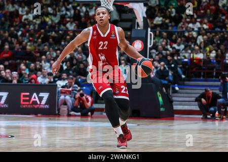Milano, Italia. 5 gennaio 2024. Devon Hall #22 di EA7 Emporio Armani Milan visto in azione durante Turkish Airlines EuroLeague 2023/24 Regular Season Round 19 partita tra EA7 Emporio Armani Milan e FC Bayern Monaco al Mediolanum Forum di Milano, Italia il 5 gennaio 2024 - foto FCI/Fabrizio Carabelli PUNTEGGIO FINALE : EA7 Milano 76 | 62 Bayern M. Credit: SOPA Images Limited/Alamy Live News Foto Stock