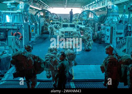 Oceano Pacifico. 17 dicembre 2023. I Marines statunitensi assegnati alla 15th Marine Expeditionary Unit si imbarcarono su un'imbarcazione da sbarco della US Navy, cuscino d'aria attaccato all'Assault Craft Unit 5 in preparazione di un movimento nave-terra dalla nave d'assalto anfibio USS Boxer (LHD 4) nell'Oceano Pacifico, dicembre. 17, 2023. Il 15th MEU è attualmente imbarcato a bordo del Boxer Amphibious Ready Group che conduce addestramento integrato e operazioni di routine nella 3rd Fleet degli Stati Uniti. (Immagine di credito: © Amelia Kang/U.S. Marines/ZUMA Press Wire) SOLO USO EDITORIALE! Non per USO commerciale! Foto Stock