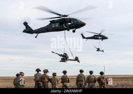 4 gennaio 2024 - Romania - Artillery Soldiers with Bravo Battery, 3rd Battalion, 320th Field Artillery Regiment, 3rd Brigade Combat Team, 101st Airborne Division, ''Task Force 82'', condurre operazioni di imbracatura durante un esercizio di esercitazione su un ascensore sulla base aerea Mihail Kogalniceanu, Romania, 4 gennaio 2024. Gli elicotteri UH-60 Black Hawk del 3rd Attack Helicopter Battalion, 1st Aviation Regiment, 1st Combat Aviation Brigade, 1st Infantry Division sostennero i 101st Airborne Division Artillery Soldiers spostando gli obici M101 per via aerea per aumentare la competenza nelle operazioni di assalto aereo. (Immagine di credito: © Jon Foto Stock