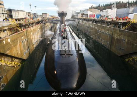 Silverdale, Washington, USA. 29 dicembre 2023. Foto del sottomarino con missili balistici di classe Ohio USS Nevada (SSBN 733) attraccato nel bacino di carenaggio Delta Pier della base navale di Kitsap, dicembre. 29, 2023. Trident Refit Facility, la missione principale di Bangor (TRFB) è riparare, rivedere in modo incrementale e modernizzare la forza sottomarina missilistica della Pacific Fleet. (Immagine di credito: © Adora Okafor/U.S. Navy/ZUMA Press Wire) SOLO PER USO EDITORIALE! Non per USO commerciale! Foto Stock