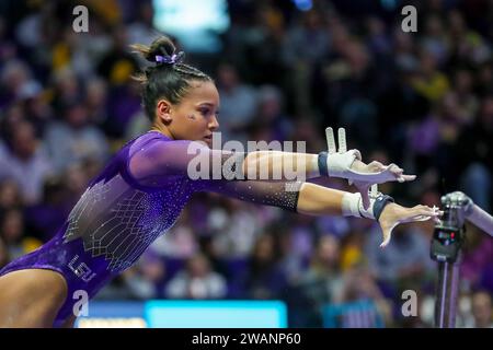 5 gennaio 2024: Haleigh Bryant della LSU compete sui bar durante l'azione NCAA Gymnastics tra Ohio St. Buckeyes e LSU Tigers al Pete Maravich Assembly Center di Baton Rouge, LOUISIANA. Jonathan Mailhes/CSM (immagine di credito: © Jonathan Mailhes/Cal Sport Media) Foto Stock