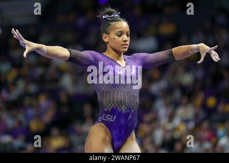 5 gennaio 2024: Haleigh Bryant della LSU gareggia sulla trave di bilanciamento durante l'azione NCAA Gymnastics tra Ohio St. Buckeyes e LSU Tigers al Pete Maravich Assembly Center di Baton Rouge, LOUISIANA. Jonathan Mailhes/CSM (immagine di credito: © Jonathan Mailhes/Cal Sport Media) Foto Stock