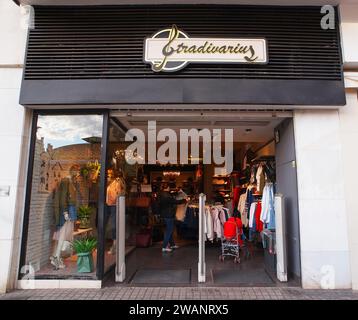 VALENCIA, SPAGNA - 22 MARZO 2016. Negozio Stradivarius a Valencia. Stradivarius è un marchio internazionale di abbigliamento femminile Foto Stock