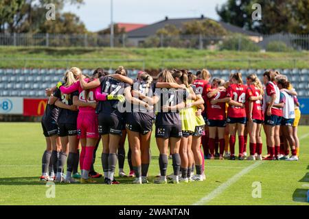 Adelaide, Australia. 6 gennaio 2024. Adelaide, Australia, 6 gennaio 2024: Giocatori di entrambe le squadre si riuniscono durante la partita di Liberty A-League tra Adelaide United e Melbourne City al Marden Sports Complex di Adelaide, Australia (Noe Llamas/SPP) credito: SPP Sport Press Photo. /Alamy Live News Foto Stock