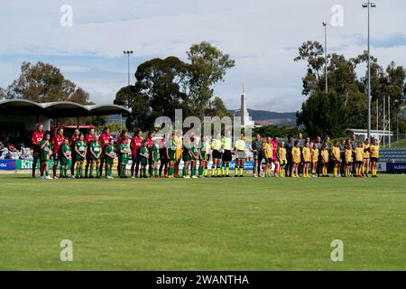 Adelaide, Australia. 6 gennaio 2024. Adelaide, Australia, 6 gennaio 2024: Giocatori di entrambe le squadre si schierano prima della partita della Liberty A-League tra Adelaide United e Melbourne City al Marden Sports Complex di Adelaide, Australia (Noe Llamas/SPP) credito: SPP Sport Press Photo. /Alamy Live News Foto Stock