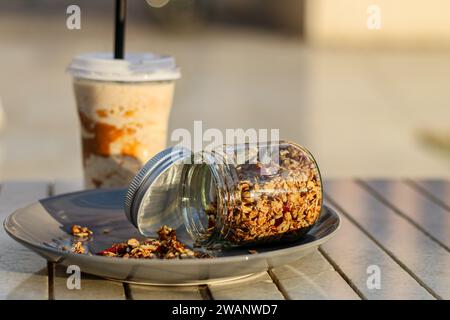 Un barattolo di muesli freschi e sani con caffè e frullato di banana Foto Stock