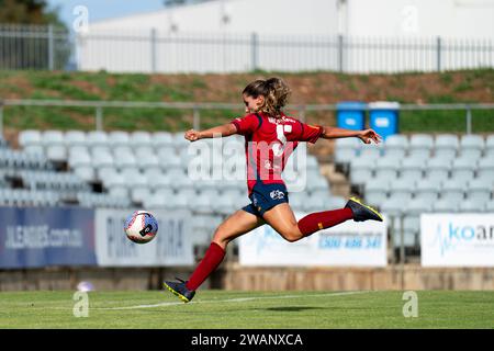 Adelaide, Australia. 6 gennaio 2024. Adelaide, Australia, 6 gennaio 2024: Sarah Morgan (5 Adelaide United) tira un tiro durante la partita di Liberty A-League tra Adelaide United e Melbourne City al Marden Sports Complex di Adelaide, Australia (Noe Llamas/SPP) credito: SPP Sport Press Photo. /Alamy Live News Foto Stock