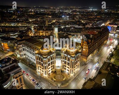 Vista aerea notturna della Standard Life House su Lothian Road, Edimburgo, Scozia, Regno Unito Foto Stock