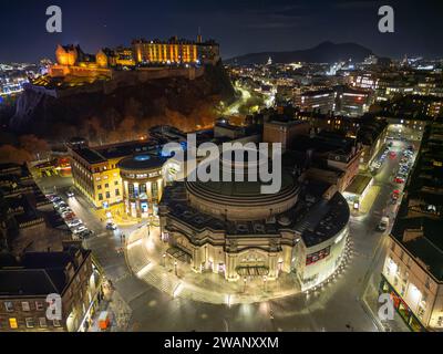 Vista aerea notturna della Usher Hall e del Castello di Edimburgo, Edimburgo, Scozia, Regno Unito Foto Stock