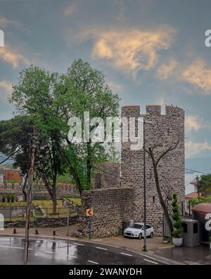 Anadolu Hisari, o Castello Anatoliano, una fortezza ottomana medievale del 13th ° secolo costruita dal Sultano Bayezid i, e situato sul lato anatoliano del Bosforo nel quartiere Beykoz, Istanbul, Turchia Foto Stock