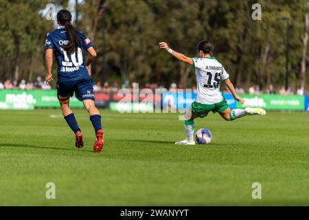 Bundoora, Australia. 6 gennaio 2024. La centrocampista del Western United FC Adriana Taranto (#15) attraversa la palla nel box durante la partita femminile Liberty A-League tra il Melbourne Victory FC e il Western United FC nella casa dei Matildas a Bundoora, in Australia. Crediti: James Forrester/Alamy Live News Foto Stock