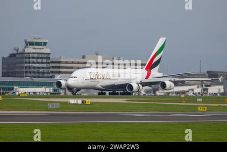 Airbus A380-800 di Emirates Airlines, in partenza dall'aeroporto di Manchester in Inghilterra Foto Stock