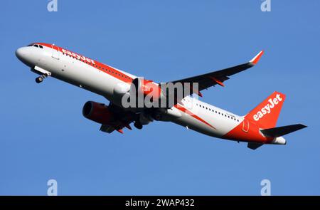 Un Airbus A321 Neo of easyjet parte dall'aeroporto di Gatwick Foto Stock