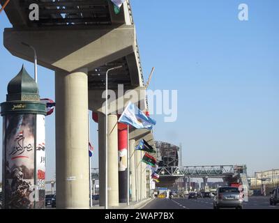 Cairo, Egitto, novembre 30 2023: Bandiere di vari e diversi paesi del mondo sul sito della monorotaia del Cairo, sventolando bandiere di diversi paesi Foto Stock