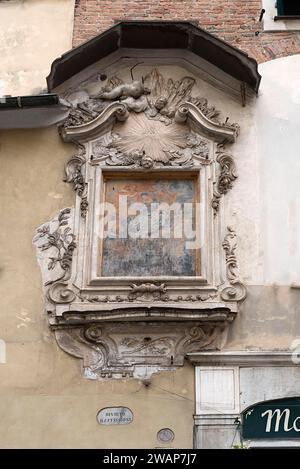 Immagine religiosa impiallacciata su un muro di casa, Genova, Italia, Europa Foto Stock