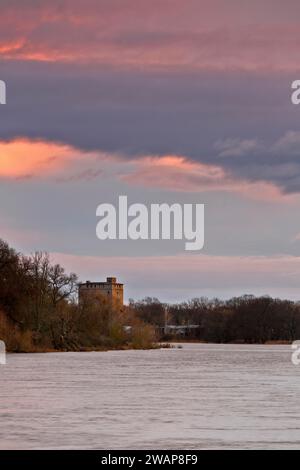 Elba vicino a Dessau al mattino, atmosfera mattutina sull'Elba, acqua alta sull'Elba, vecchio magazzino di Wallwitzhafen sull'Elba vicino a Dess Foto Stock