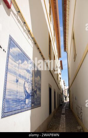 Ad Aveiro, Portogallo, sulla 30-08-2023-strada molto stretta della città storica decorata con piastrelle di ceramica Foto Stock