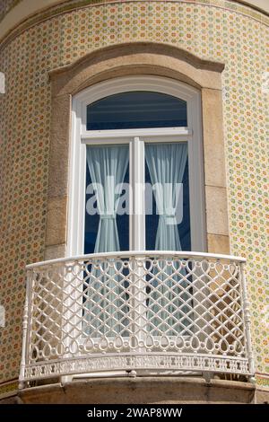 Ad Aveiro, Portogallo, il 30-08-2023- bella finestra di un edificio storico ad Aveiro , decorato con piastrelle azulejos Foto Stock