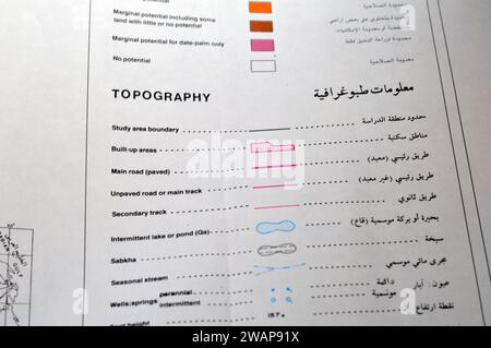 Cairo, Egitto, 2 gennaio 2024: Indagine dettagliata sul suolo delle aree di Hanidh e Urayirah nel regno dell'Arabia Saudita, mappe, topografia e località geografiche Foto Stock