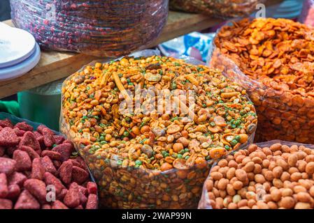 Miscela di noci e frutta secca con peperoncino. Snack in vendita in un mercato in Messico. Foto Stock