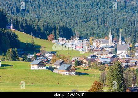 Gosau: Villaggio di Gosau, chiesa parrocchiale cattolica ed evangelica, cappella del Calvario, casali, colori autunnali, mucche a Salzkammergut, Oberösterreich, superiore Foto Stock