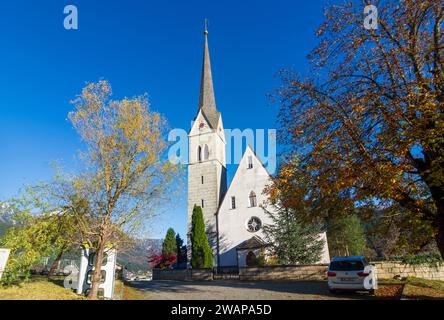 Gosau: Villaggio di Gosau, chiesa parrocchiale cattolica, colori autunnali a Salzkammergut, Oberösterreich, alta Austria, Austria Foto Stock