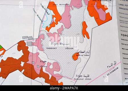 Cairo, Egitto, 2 gennaio 2024: Indagine dettagliata sul suolo delle aree di Hanidh e Urayirah nel regno dell'Arabia Saudita, mappe, topografia e località geografiche Foto Stock