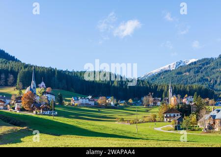 Gosau: Villaggio di Gosau, chiesa parrocchiale cattolica ed evangelica, fattorie, colori autunnali a Salzkammergut, Oberösterreich, alta Austria, Austria Foto Stock