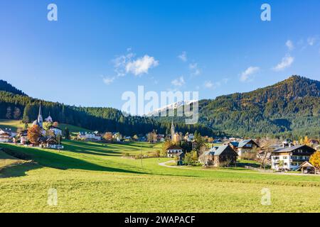 Gosau: Villaggio di Gosau, chiesa parrocchiale cattolica ed evangelica, fattorie, colori autunnali a Salzkammergut, Oberösterreich, alta Austria, Austria Foto Stock