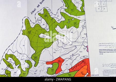 Cairo, Egitto, 2 gennaio 2024: Indagine dettagliata sul suolo delle aree di Hanidh e Urayirah nel regno dell'Arabia Saudita, mappe, topografia e località geografiche Foto Stock