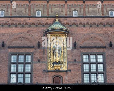 La statua in rame dorato del vescovo Absalon (il fondatore di Copenaghen) sul municipio di Copenaghen a Copenaghen, Danimarca. Foto Stock