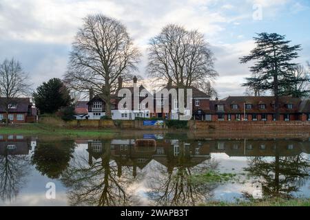 Cookham, Regno Unito. 6 gennaio 2024. Inondazioni fuori dal Chartered Institute of Marketing di Cookham, Berkshire. La strada principale che attraversa il villaggio di Cookham nel Berkshire è stata chiusa a causa delle inondazioni dal Tamigi. L'acqua piovana si è riversata nel Cookham Moor, un luogo popolare ogni estate per il concerto pop Let's Rock the Moor. Credito: Maureen McLean/Alamy Live News Foto Stock