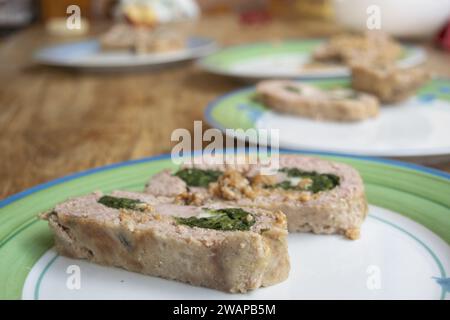 piatti allineati con polpettone di spinaci all'interno Foto Stock