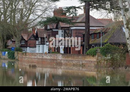 Cookham, Regno Unito. 6 gennaio 2024. Inondazioni fuori dal Chartered Institute of Marketing di Cookham, Berkshire. La strada principale che attraversa il villaggio di Cookham nel Berkshire è stata chiusa a causa delle inondazioni dal Tamigi. L'acqua piovana si è riversata nel Cookham Moor, un luogo popolare ogni estate per il concerto pop Let's Rock the Moor. Credito: Maureen McLean/Alamy Live News Foto Stock