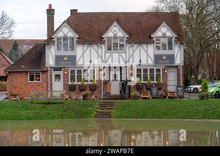 Cookham, Regno Unito. 6 gennaio 2024. Acqua piovana all'esterno del Crown Pub di Cookham. La strada principale che attraversa il villaggio di Cookham nel Berkshire è stata chiusa a causa delle inondazioni dal Tamigi. L'acqua piovana si è riversata nel Cookham Moor, un luogo popolare ogni estate per il concerto pop Let's Rock the Moor. Credito: Maureen McLean/Alamy Live News Foto Stock