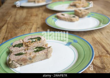 piatti allineati con polpettone di spinaci all'interno Foto Stock