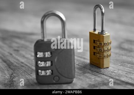 concetto di sicurezza con due lucchetti a combinazione in bianco e nero e bianco e colore Foto Stock