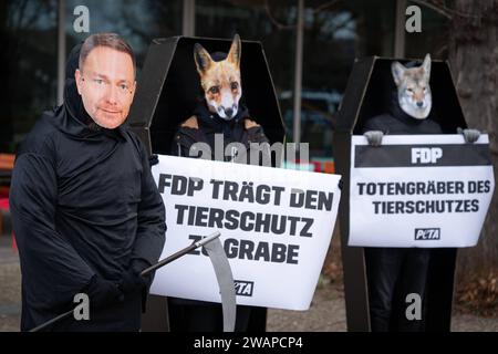 FDP Dreikoenigstreffen a Stoccarda Demonstranten bei der Dreikoenigskundgebung der Freien Demokraten im Opernhaus a Stoccarda, Stoccarda, 06.01.2024 Stoccarda Baden-Wuerttemberg Deutschland *** FDP riunione dei tre Re a Stoccarda dimostranti al Rally dei tre Re liberi democratici al Teatro dell'Opera di Stoccarda, Stoccarda, Stoccarda, Stoccarda, Stoccarda, Stoccarda, Stoccarda, Stoccarda, Stoccarda, 06 01 2024 Stoccarda Baden Wuerttemberg Germania Foto Stock