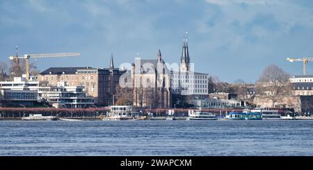 Bonn, Germania 03 gennaio 2024: Vista delle rive del reno nel centro della città di Bonn durante l'alluvione del gennaio 2024 Foto Stock