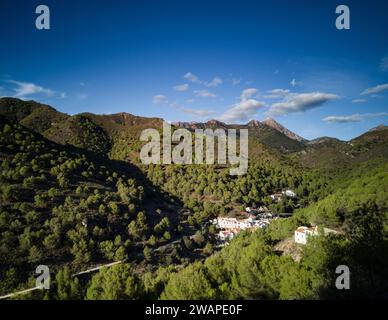 Una vista lontana di El Acebuchal, detto villaggio perduto, è un borgo situato vicino a Frigiliana, nella provincia di Malaga, nel sud della Spagna. Acebuchal era Abeba Foto Stock