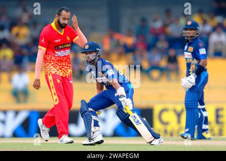 Colombo, Sri Lanka. 6 gennaio 2024. Il Sadeera Samarawickrama (C) dello Sri Lanka corre tra i wickets mentre il Faraz Akram dello Zimbabwe guarda la prima partita internazionale di cricket di un giorno tra Sri Lanka e Zimbabwe al R. Premadasa Stadium di Colombo il 6 gennaio 2024. Viraj Kothalwala/Alamy Live News Foto Stock