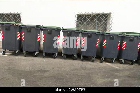 Linea di ammortizzatori grigi che frena in pendenza. Sfondo urbano Foto Stock