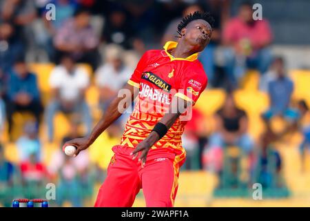 Colombo, Sri Lanka. 6 gennaio 2024. Il Blessing Muzarabani dello Zimbabwe ha fatto passi da gigante durante la prima partita internazionale di cricket di un giorno tra Sri Lanka e Zimbabwe allo Stadio R. Premadasa di Colombo il 6 gennaio 2024. Viraj Kothalwala/Alamy Live News Foto Stock