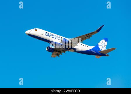 Boryspil, Ucraina - 20 agosto 2020: L'aereo Embraer E175 (EW-512PO) di Belavia decolla dall'aeroporto di Boryspil Foto Stock