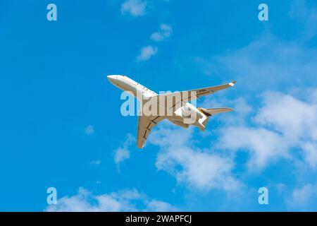 Boryspil, Ucraina - 18 agosto 2020: Aeroplano Bombardier BD-700-1A11 Global 5000 Private Business Jet decolla dal Boryspil International Airpor Foto Stock