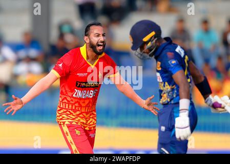 Colombo, Sri Lanka. 6 gennaio 2024. Il Faraz Akram dello Zimbabwe celebra dopo aver preso il wicket del Sahan Arachchige dello Sri Lanka durante la prima partita internazionale di cricket di un giorno (ODI) tra Sri Lanka e Zimbabwe al R. Premadasa Stadium di Colombo il 6 gennaio 2024. Viraj Kothalwala/Alamy Live News Foto Stock