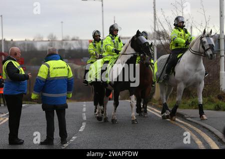 Sunderland sabato 6 gennaio 2024. La polizia a cavallo arriva allo Stadium of Light durante la partita del terzo turno di fa Cup tra Sunderland e Newcastle United allo Stadium of Light, Sunderland, sabato 6 gennaio 2024. (Foto: Michael driver | mi News) crediti: MI News & Sport /Alamy Live News Foto Stock