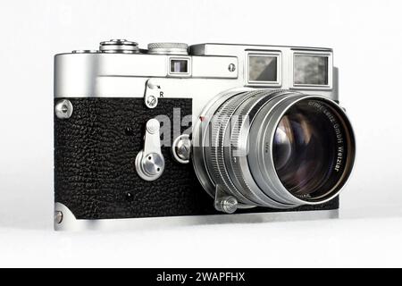 Fotocamera a telemetro vintage Leica M3 con obiettivo Ernst Leitz Summarit da 50 mm f1,5. Foto Stock