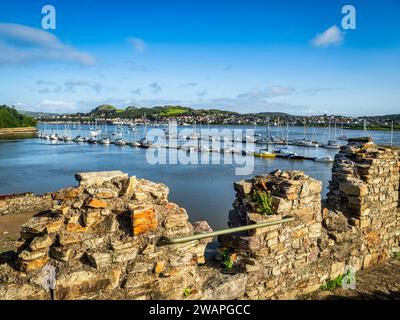 Estuario del fiume Conwy dalle mura cittadine del XIII secolo, guardando verso l'ex sito del Castello di Deganwy, le due colline arrotondate in lontananza. Foto Stock