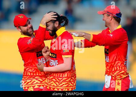 Colombo, Sri Lanka. 6 gennaio 2024. Faraz Akram dello Zimbabwe festeggia con i compagni di squadra dopo aver preso il wicket del Sahan Arachchige dello Sri Lanka durante la prima partita internazionale di cricket di un giorno tra Sri Lanka e Zimbabwe al R. Premadasa Stadium di Colombo il 6 gennaio 2024. Viraj Kothalwala/Alamy Live News Foto Stock